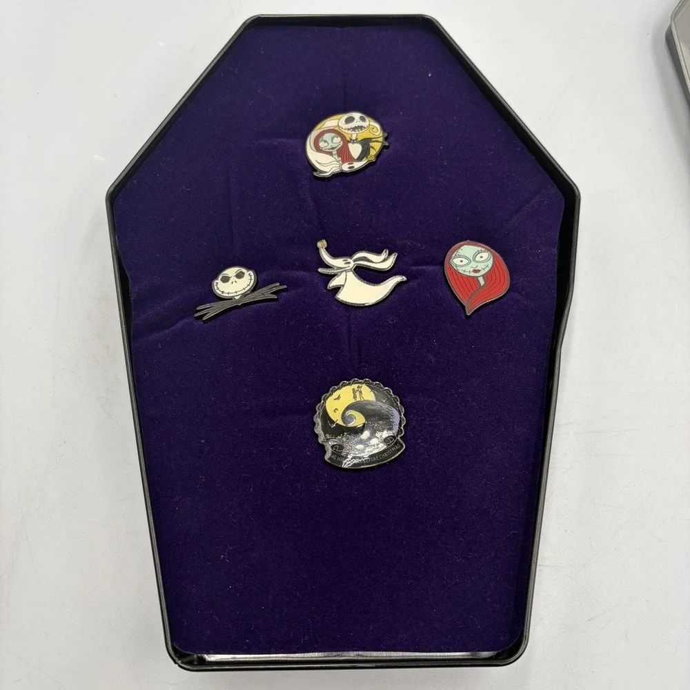 Disney The Nightmare Before Christmas Enamel 5 Pin Gift Set Coffin Tin Halloween